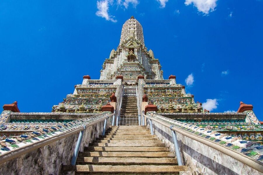 Bangkok: Historical Temples Tour & Hidden Bar at Sunset - Wat Arun after the crowds thin out