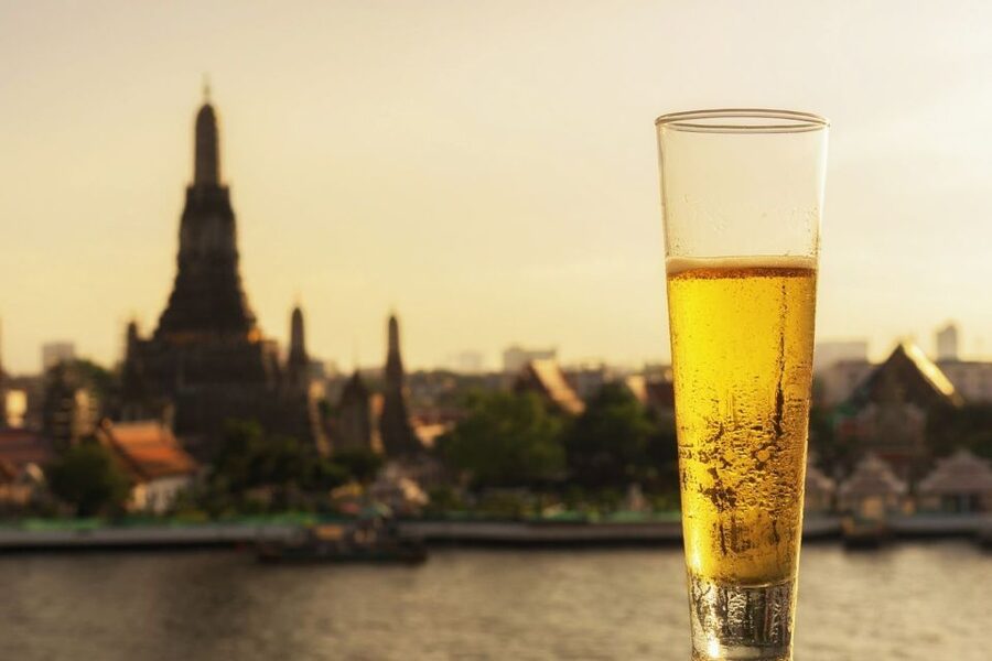 Bangkok: Historical Temples Tour & Hidden Bar at Sunset - Buddhist details and the value of a good guide