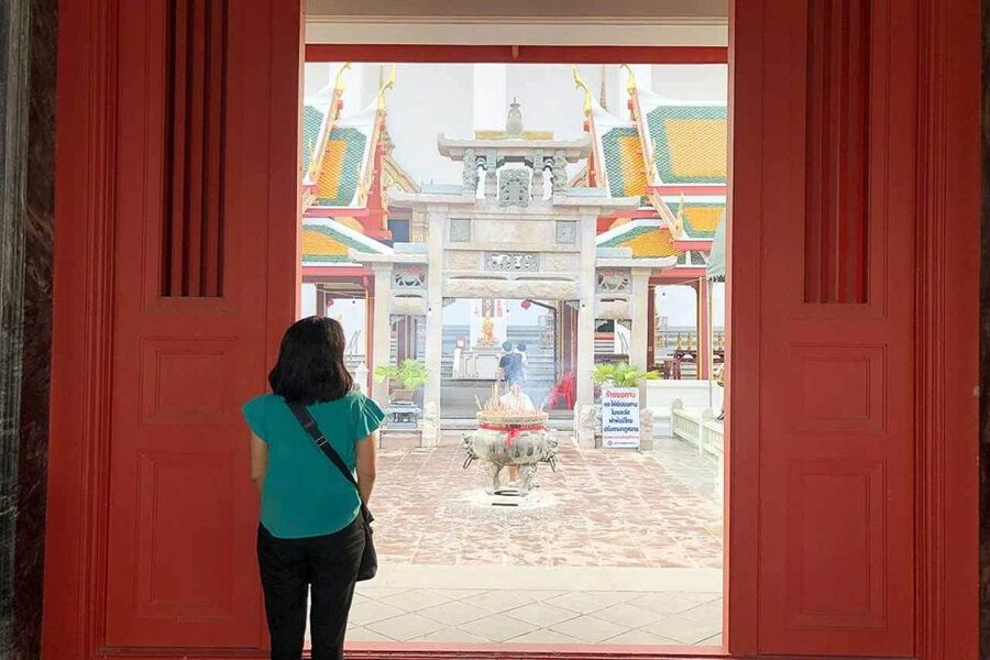 Bangkok: Historical Temples Tour & Hidden Bar at Sunset - Crossing the Chao Phraya and finding the rooftop bar