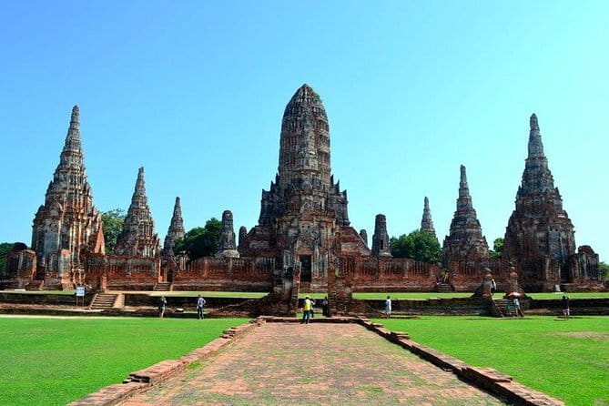 Bangkok : History Temples Markets and Food Tasting - Wat Pho and the famous Buddha