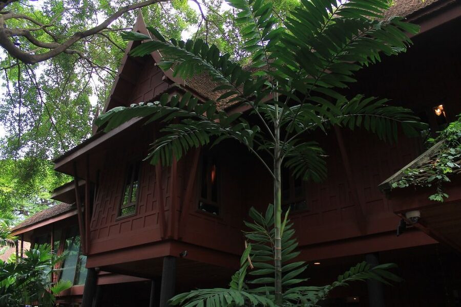 Bangkok: Jim Thompson House and Baan Krua Community Tour - Walking through Baan Krua Nhua beside the canal