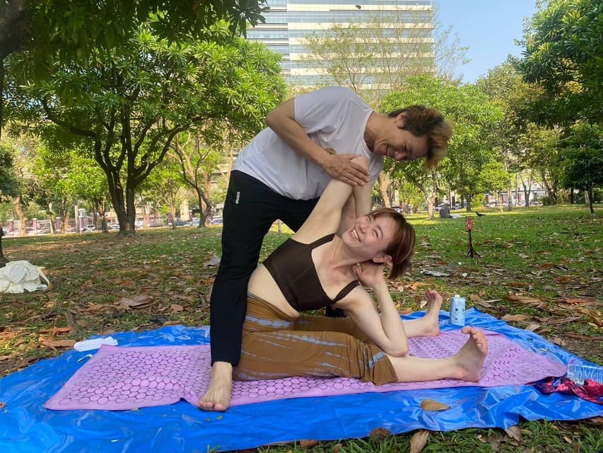 Bangkok: Lumpini Park Yoga Experience - Finding the King statue meeting point