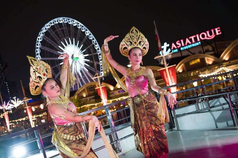 Bangkok: Luxury White Dinner Cruise Free Flow Beer and Wine - Getting to ICONSIAM Pier 4