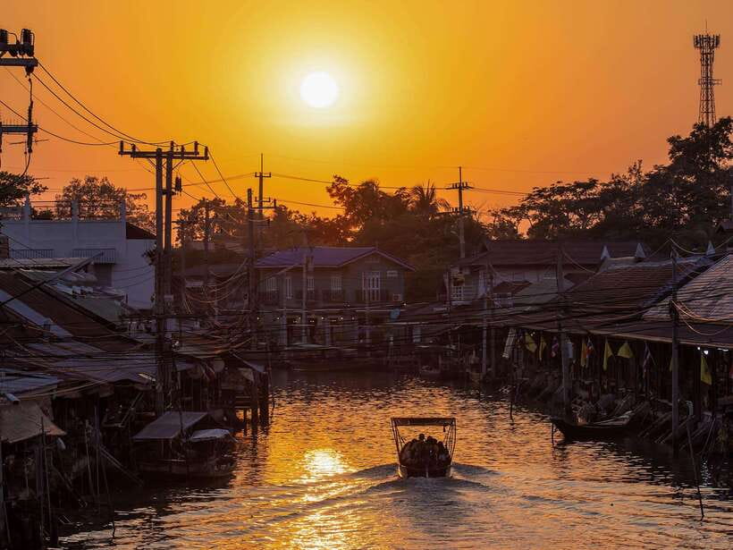 Bangkok: Maeklong Railway & Amphawa Floating Market Day Trip - Van travel, pickup, and the long return to Bangkok