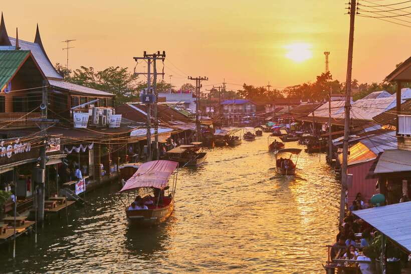 Bangkok: Maeklong Railway & Amphawa Floating Market Day Trip - Maeklong Railway Market and the one train moment
