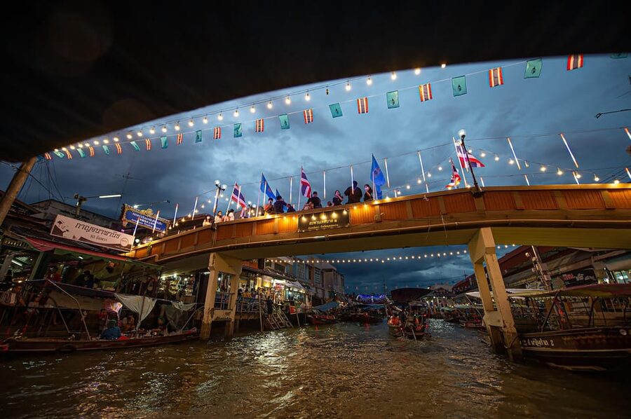 Bangkok: Maeklong Railway Market and Amphawa Floating Market - The long-tail boat is more than a transport detail