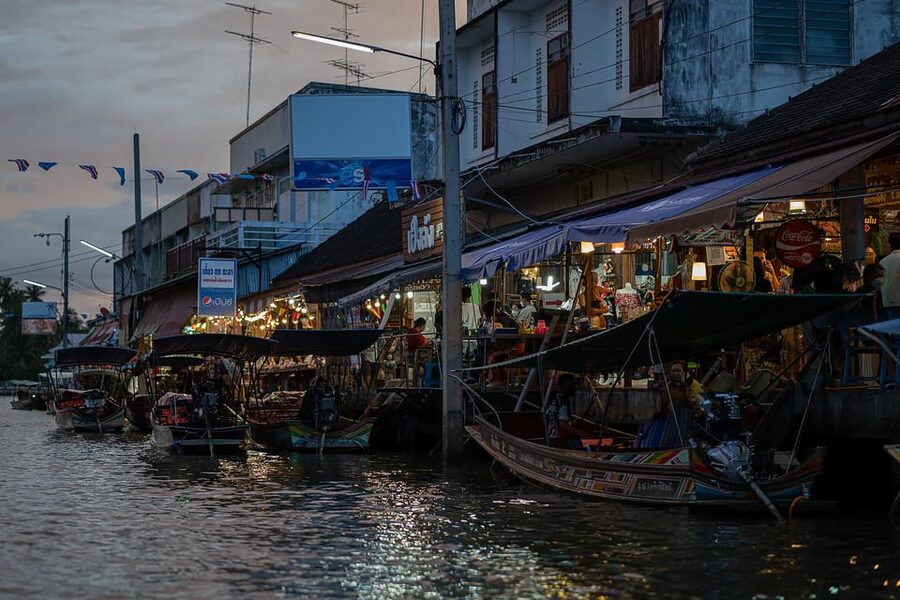 Bangkok: Maeklong Railway Market and Amphawa Floating Market - Ten hours can offer variety, or test your patience