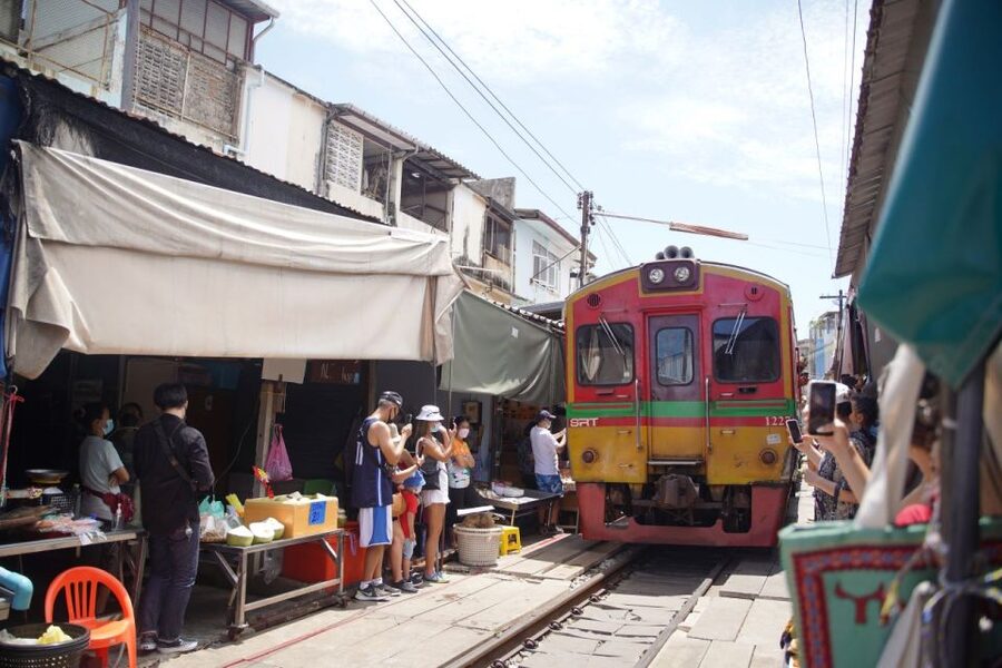 Bangkok: Maeklong Railway Market & Floating Market Tour - Damnoen Saduak by paddle boat
