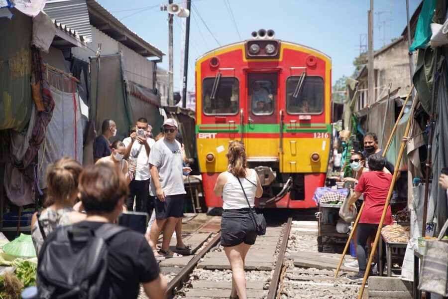 Bangkok: Maeklong Railway Market & Floating Market Tour - Picking the right departure time