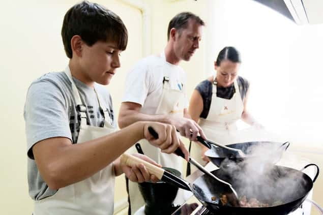 Bangkok: Maliwan Thai Cooking Class with Market Tour - Key points at a glance