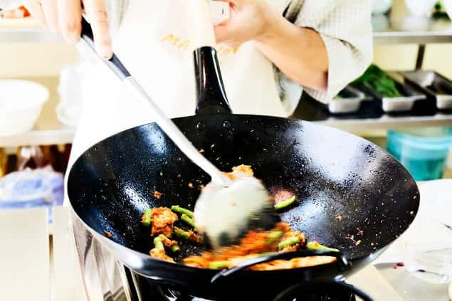 Bangkok: Maliwan Thai Cooking Class with Market Tour - How much personal help will you get?