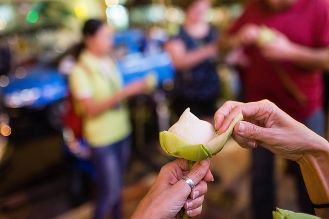 Bangkok Midnight Food Tuk Tuk Tour - Stop four: Pak Khlong Talat flower market