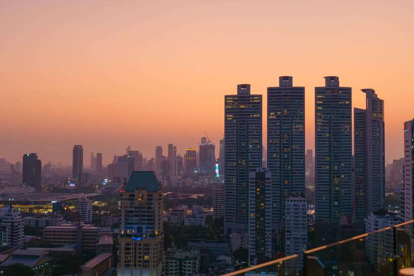 Bangkok: Mojjo Rooftop Lounge & Bar Food & Beverage Package - Why the 32nd floor changes the evening
