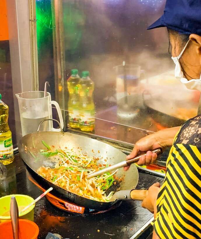 Bangkok: Must-Try Hidden Bike & Food Experience - Guides, group size, and the feel of the day