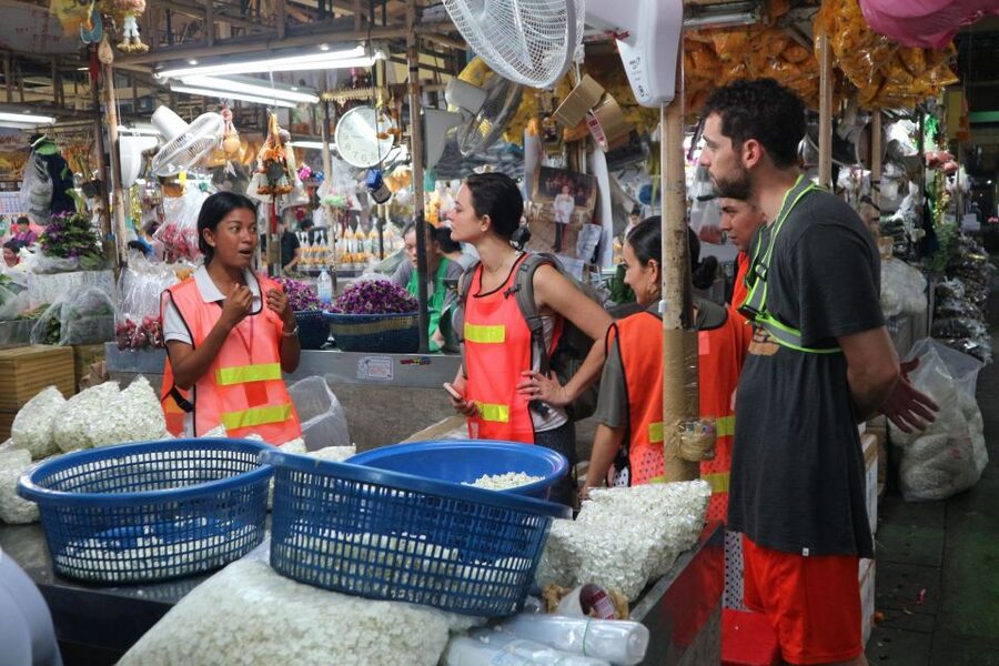 Bangkok: Night Bike Ride and Dinner at a Local Restaurant - Pak Khlong Talat after dark