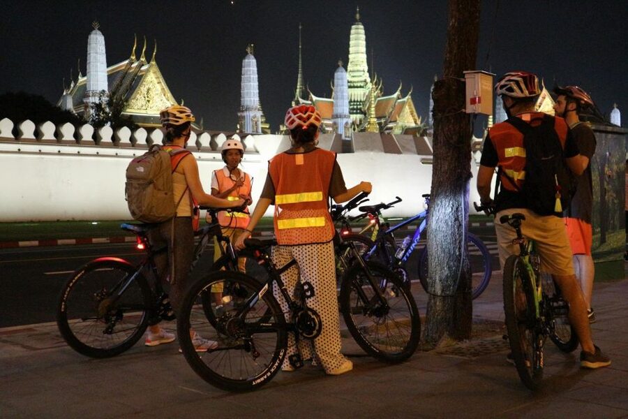 Bangkok: Night Bike Ride and Dinner at a Local Restaurant - Meeting in Thonburi and getting set up
