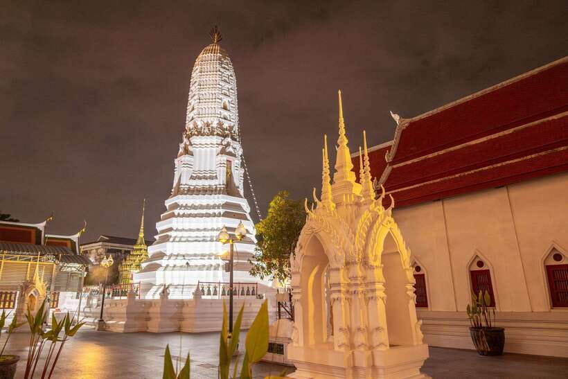 Bangkok: Night Bike Tour with Temples & Flower Market Visit - Wat Pho, the Grand Palace, and Sanam Luang