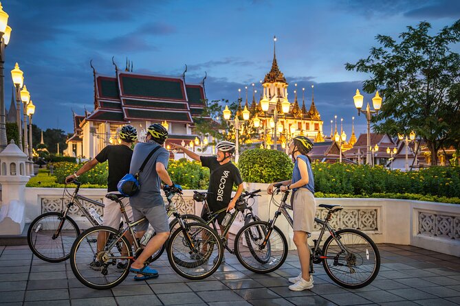 Bangkok: Night Bike Tour with Temples & Flower Market Visit - What the guides add to the ride