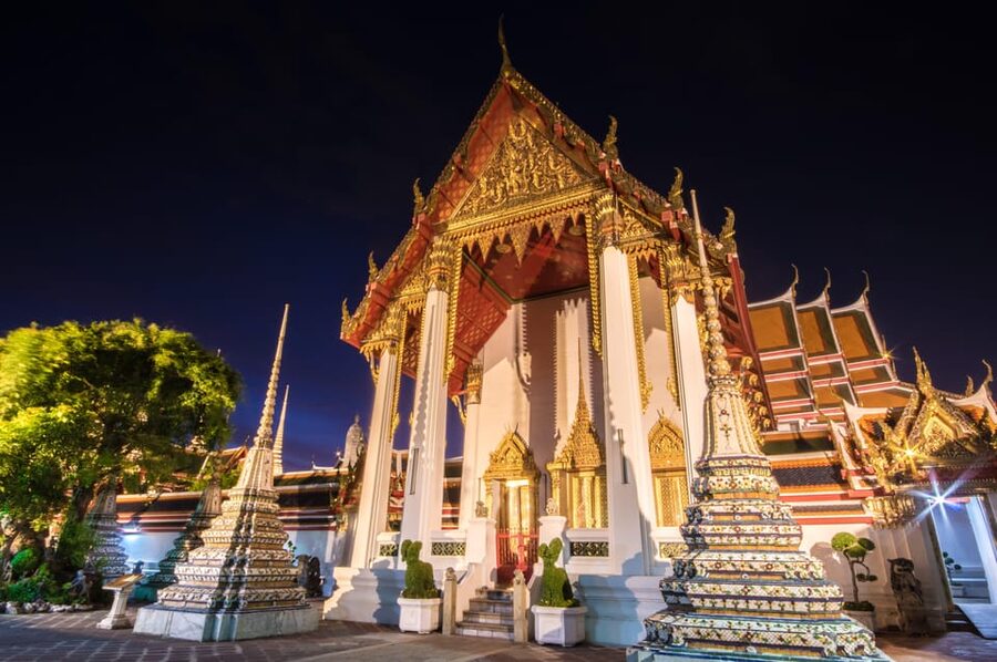 Bangkok: Night Bike Tour with Temples & Flower Market Visit - Pak Khlong Talat after dark
