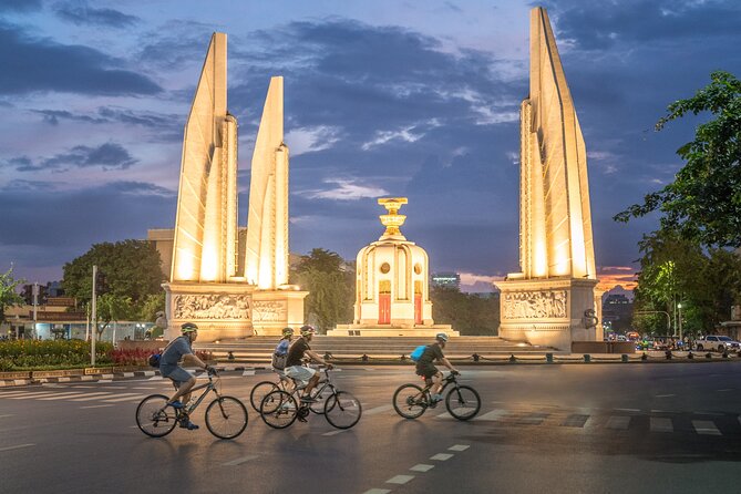 Bangkok: Night Bike Tour with Temples & Flower Market Visit - Starting near MRT Sam Yot