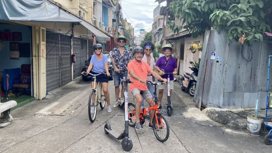 Bangkok : Old City Guided E-Scooter &/or Bike Tour - Is this suitable for families and solo riders?