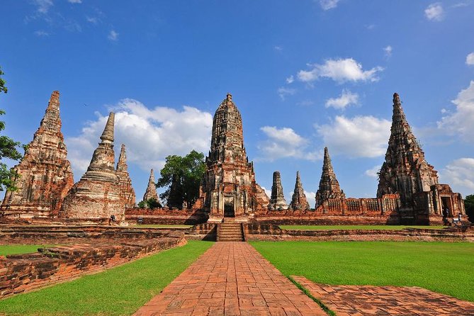 Bangkok: Private Ayutthaya and Bang Pa-In Summer Palace Tour - Lunch, transport, and the value of a private vehicle