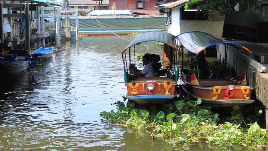 Bangkok: Private Thonburi Longtail Boat Tour & Wat Pho Visit - The one-hour longtail boat ride