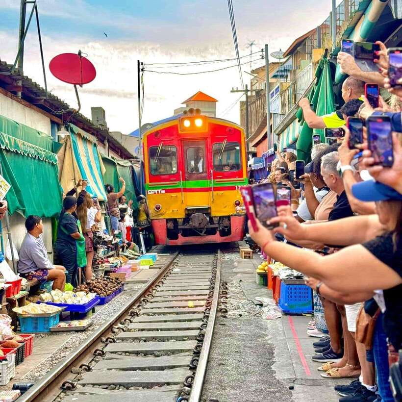 Bangkok: Railway and Floating Market Tour with Dragon Temple - Transport, timing, and the small-group setup
