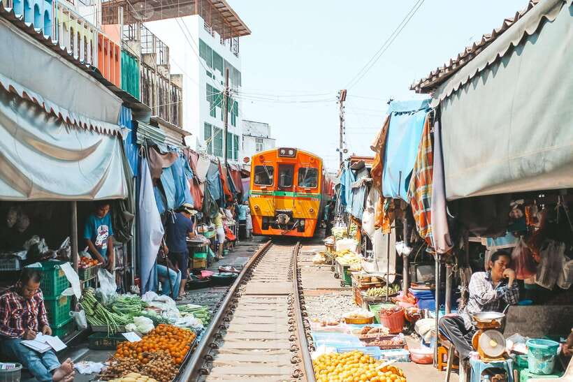 Bangkok: Railway and Floating Market Tour with Dragon Temple - Should you book the railway and floating market tour?