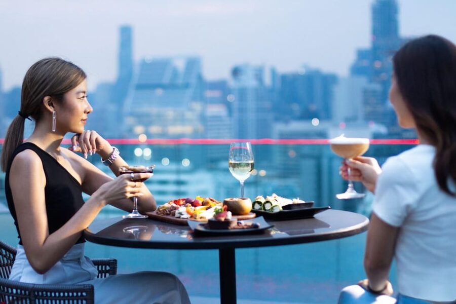 Bangkok: RedSquare Rooftop Bar at Novotel Sukhumvit 4 - Arriving above Novotel Sukhumvit 4