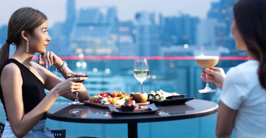 Bangkok: RedSquare Rooftop Bar at Novotel Sukhumvit 4 - Ordering the two dishes