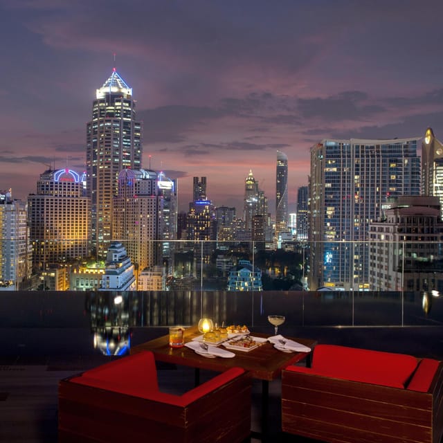 Bangkok: RedSquare Rooftop Bar at Novotel Sukhumvit 4 - Live DJ music and the mood of the evening