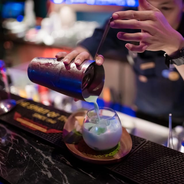 Bangkok: RedSquare Rooftop Bar at Novotel Sukhumvit 4 - Service, timing, and what can go wrong