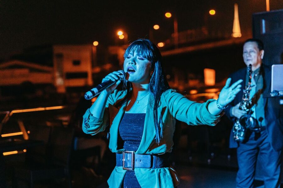 Bangkok: River Dinner Cruise on the Chao Phraya Princess - Live music that changes the mood