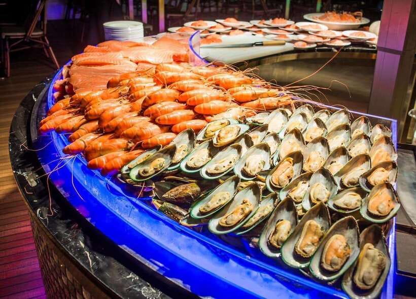 Bangkok: Royal Princess River Dinner Cruise with Live Music - Eating from the international buffet