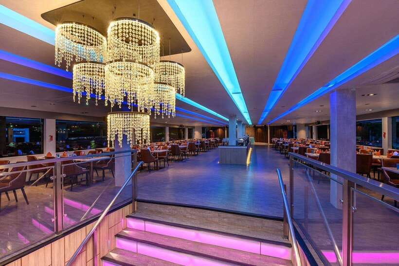 Bangkok: Royal Princess River Dinner Cruise with Live Music - What $41 buys you