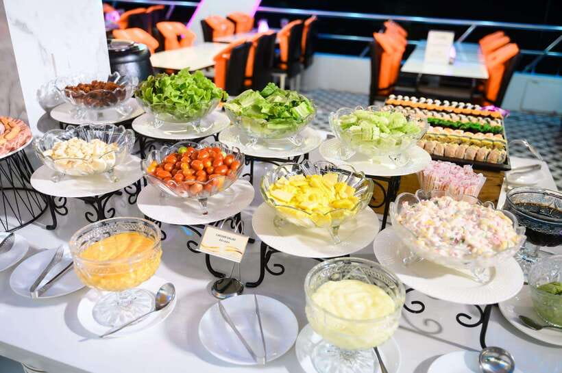 Bangkok: Smile Riverside Dinner Cruise - A Bangkok evening that uses the river as its stage