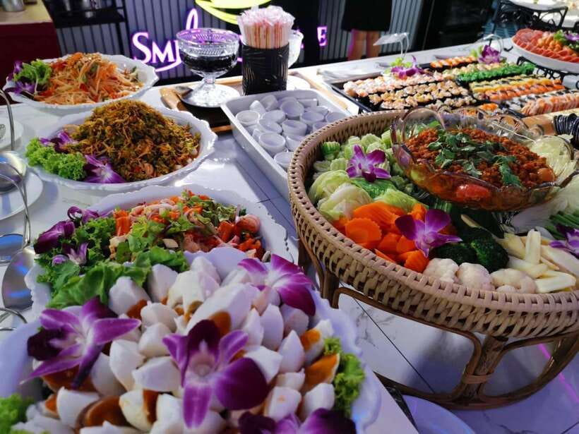 Bangkok: Smile Riverside Dinner Cruise - Wat Arun after dark
