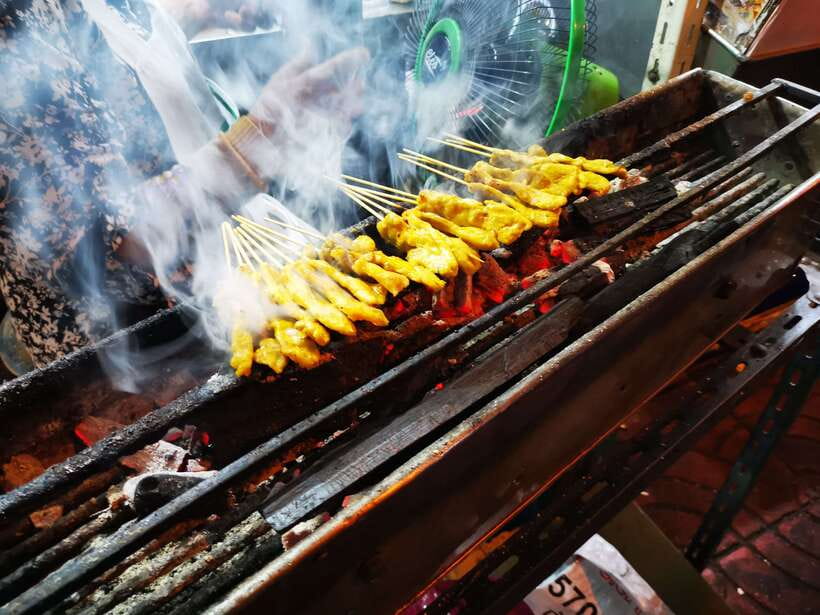 Bangkok: Street Food Tasting Tour at Night - Stop six and the final stretch toward Yaowarat