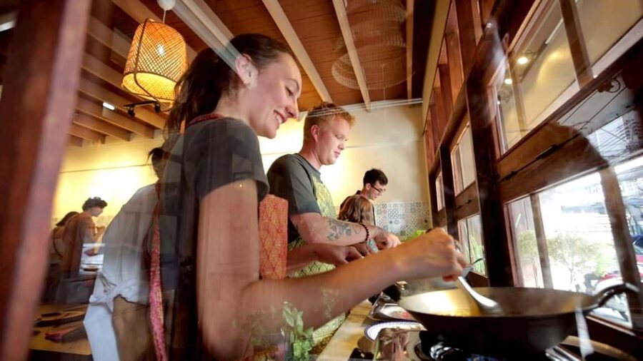 Bangkok: Thai Cooking Class With 4 Dishes & Thai Drink - From Huai Khwang MRT to the market