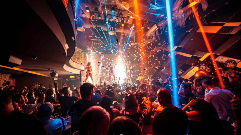 Bangkok: The Speakeasy, Rooftop & Iconic Venues Pub Crawl - Hemingway’s: an easy first hour in Sukhumvit