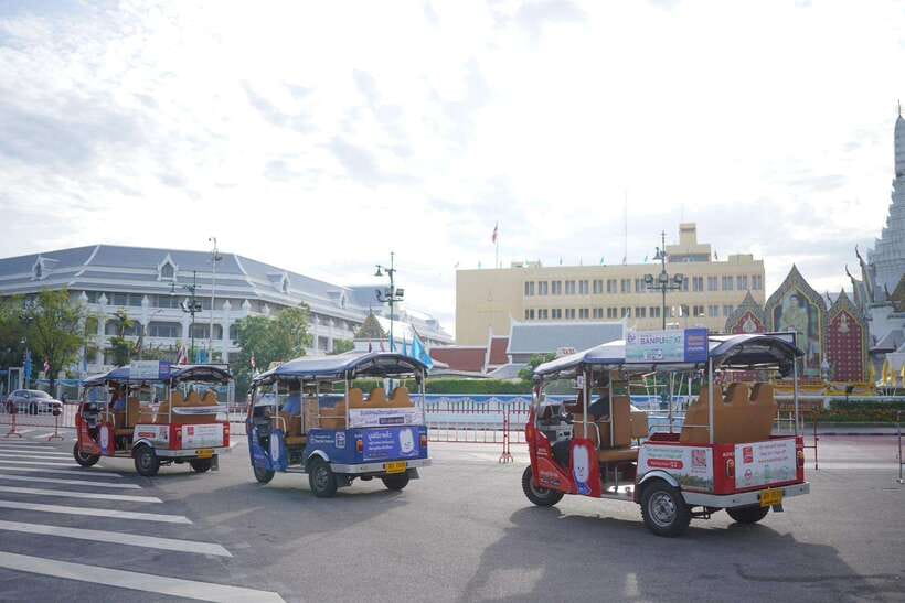 Bangkok: Tuk Tuk Day Pass App & Boat Chao Phraya River - Crossing the Chao Phraya by tourist boat