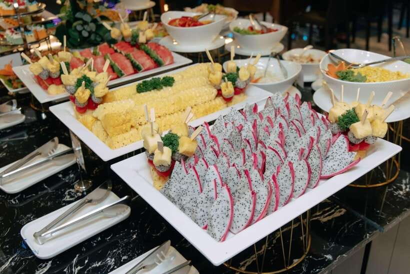 Bangkok: Unicorn Chao Phraya River Dinner Cruise - Dinner with river prawns, mussels, and sashimi