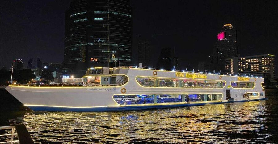 Bangkok: Viva Alangka Chao Phraya Dinner Cruise - Welcome refreshments on the river