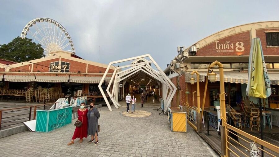 Bangkok: Viva Alangka Chao Phraya Dinner Cruise - Weather, seating, and crowd levels