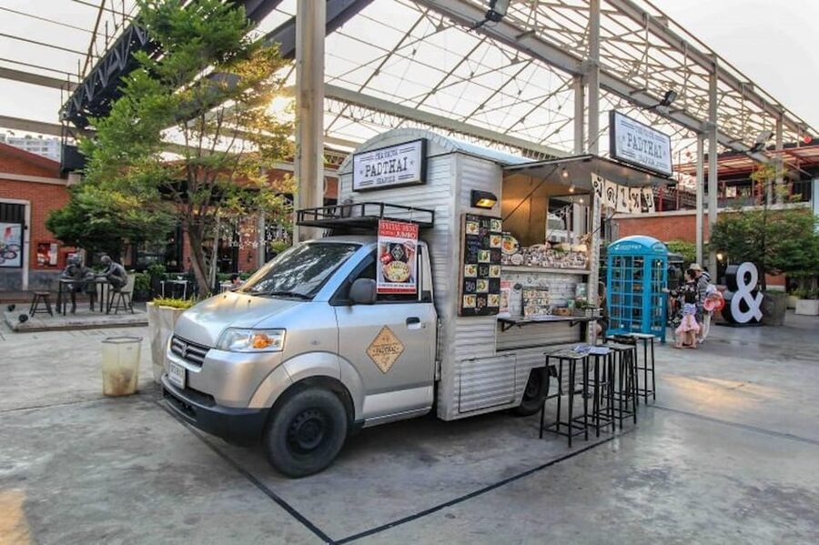 Bangkok with a Private Car and Driver Customizable Tours - The 6-hour route: three major sights and Chinatown