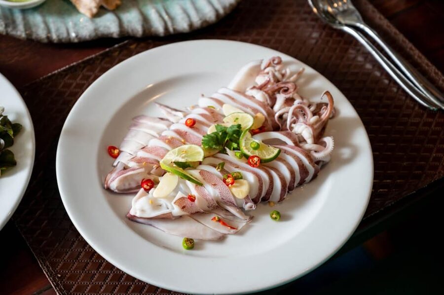 Bangkok: Wonderful Pearl Dinner Cruise and Live Performance - Thai and Western dishes from the buffet