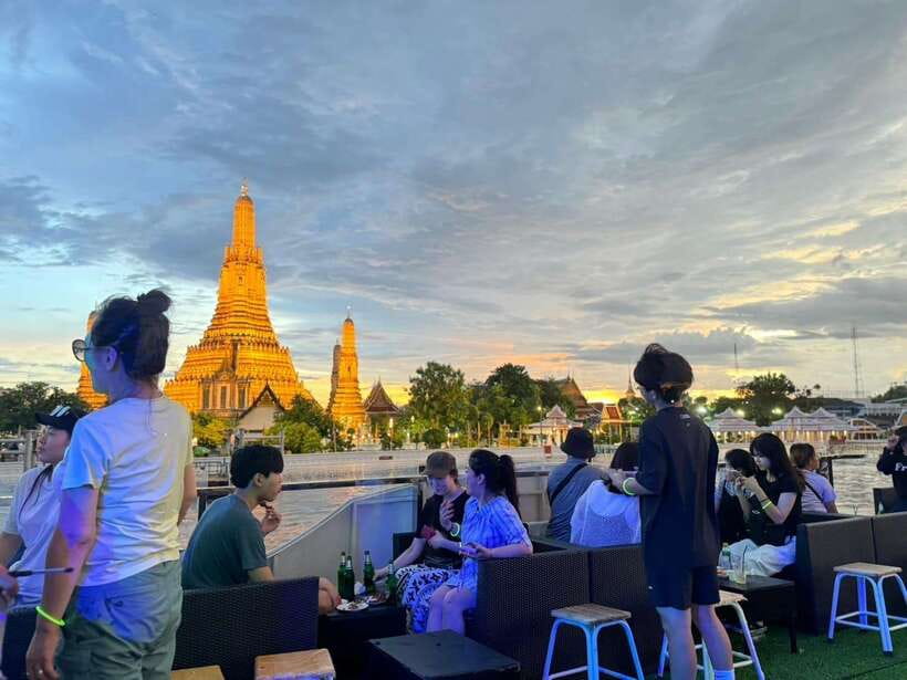 Bangkok: Yodsiam Sightseeing Cruise Snacks & Unlimited Beer - What the boat is really like