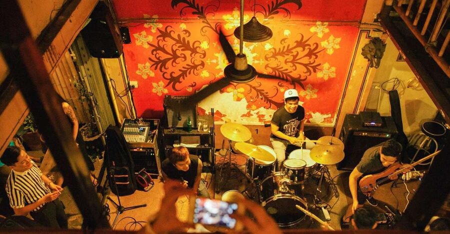 Chiang Mai: Chiang Mai Bar Hopping Guided Night Tour - A night that starts with pork, jazz, and Chiang Mai’s red taxis