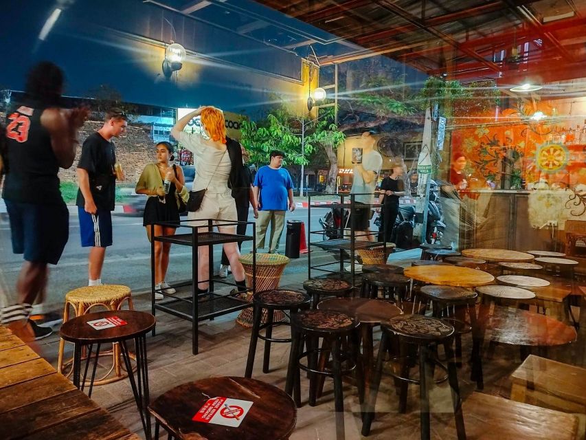 Chiang Mai: Chiang Mai Bar Hopping Guided Night Tour - What the guide adds to the evening